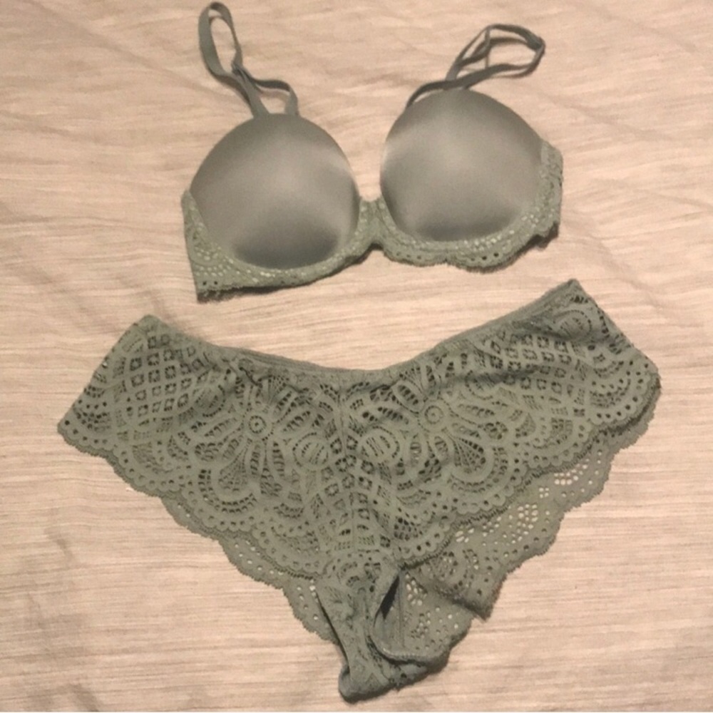 Victoria’s Secret Matching Lace Bra + Panty 32C/M